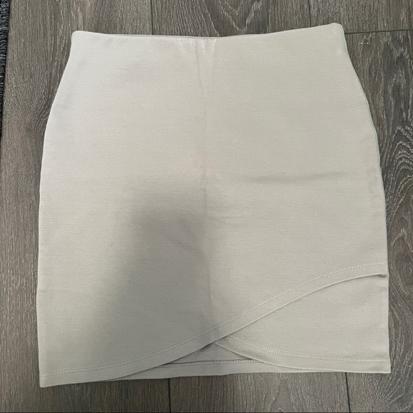 Aritzia Sunday Best Skirt - Picture 3 of 7